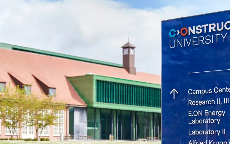header_constructor_university_blue_sign.jpg